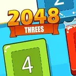 Fargerike tallblokker med numrene 4 og 8 vises sammen med teksten 2048 Threes på en blå bakgrunn