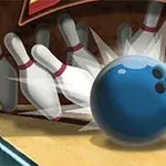 En blå bowlingkule treffer flere hvite kjegler som sprer seg på en bowlingbane