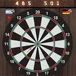 Dartskive med markører og poengtavle på toppen mot en murvegg