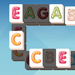 Bokstaver i lyse farger på firkantede brikker mot en blå bakgrunn