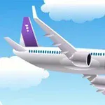 Et illustrert passasjerfly med lilla hale flyr gjennom en skyfylt himmel