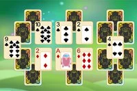 Hjelp romvesenene i dette Pyramid Solitaire-spillet