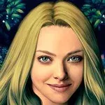 Blond kvinneportrett med et smilende ansikt, omgitt av natur og lyssetting i bakgrunnen