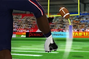 En fotballspiller sparker en amerikansk fotball mot målstengene på en opplyst stadion