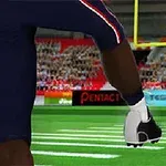En fotballspiller sparker en amerikansk fotball mot målstengene på en opplyst stadion
