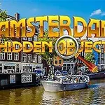 Tekst i gult med et forstørrelsesglass over en kanal i Amsterdam med båter og tradisjonelle hus i bakgrunnen