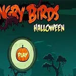 Logo med teksten Angry Birds Halloween og en spilleknapp som er en oransje gresskar, mot en mørk bakgrunn med spøkelsesaktige trær