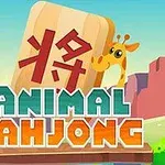 En sjiraff kikker frem fra et stort spillbrikke med et kinesisk symbol, omgitt av natur med teksten Animal Mahjong foran