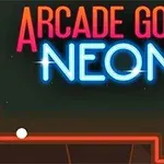Teksten Arcade Golf Neon er skrevet i lyse, fargerike neonbokstaver over en mørk bakgrunn med en hvit golfball og en oransje bane