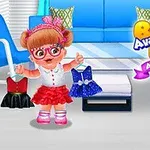 En tegnet baby i rød og hvit antrekk står i en stue med et blått antrekk i hånden, omgitt av fargerike møbler og tekst som sier Baby Ava Daily Activities