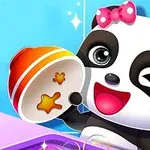 En tegnet panda med rosa sløyfe smiler og holder en bolle over et bord mot en blå bakgrunn