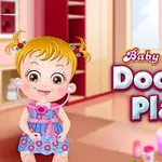 En tegnet liten jente med blondt hår og blå kjole, med en leke-stetoskop rundt halsen, i et fargerikt rom med teksten Baby Hazel Doctor Play ved siden av