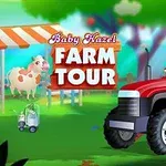 En jente og en gutt kjører en rød traktor forbi et skilt som viser Farm Tour, med en ku i bakgrunnen