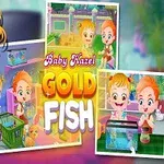 Liten jente med kamera foran fargerike bilder av henne som leker med en gullfisk