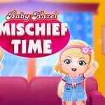 To små barn kledd i fargerike klær står foran en sofa med en stor, rosa logo som sier Mischief Time i bakgrunnen