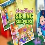 Baby med glatt hår står ved siden av en blå barnevogn som inneholder et smilende spedbarn, omgitt av små bilder og teksten Sibling Surprise