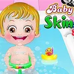 Et barn smiler i et badekar, omgitt av et badeleketøy og fargerik tekst med rosa og grønn skrift