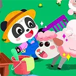 En panda i blå overalls og en stråhatt steller en sau med rosa ull på en grønn eng, omgitt av flere sauer
