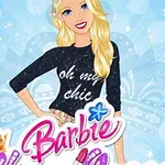 Blond karakter med langt hår i svart genser står foran en blå bakgrunn med lysende stjerner og bokeh-effekter