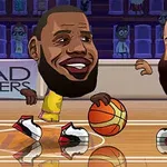 To tegneseriefigurer med store hoder spiller basketball på en bane