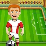 Tegneseriefigur i fotballdrakt på en fargerik fotballbane med tilskuere i bakgrunnen