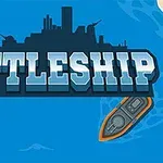 Teksten BATTLESHIP foran en silhuett av et krigsskip mot en blå bakgrunn, med en illustrasjon av et mindre skip nederst til høyre