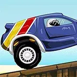 Blå rallybil med brede dekk og gule og røde striper kjører opp en rampe i et tegnet landskap