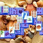 Fliser med forskjellige strandmotiver som surfebrett, palmer og skjell plassert oppå sand og skjell