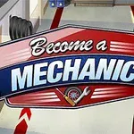 Tegnet mann med blondt hår ved siden av et stort skilt som sier Become a Mechanic i et verkstedmiljø