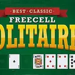 Grønn bakgrunn med teksten Best Classic FreeCell Solitaire i gult og hvitt, samt et par spillkort nederst