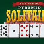 Et grønt bakgrunnsbilde med store, gule bokstaver som staver SOLITAIRE, og seks spillkort oppstilt i en rekke under teksten