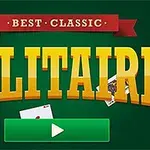 Tekst SOLITAIRE i store gule bokstaver på grønn bakgrunn med rødt banner øverst og spillkort rundt, samt en grønn spillknapp med en hvit pil i midten