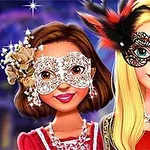 To kvinner iført elegante masker og smykker står foran en fargerik bakgrunn