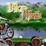 Motorsyklist i fargerik drakt kjører over steiner og tønner ved siden av teksten Bike Mania