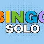 Teksten Bingo Solo i fargerike bokstaver på en lyseblå bakgrunn med et prikkete mønster