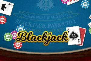 Kortspillbord med sjetonger og ess-kort på grønn filt, samt ordet Blackjack i gullskrift