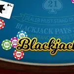 Kortspillbord med sjetonger og ess-kort på grønn filt, samt ordet Blackjack i gullskrift