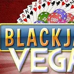 Kortstokk og pokerchips på en rød bakgrunn med teksten Blackjack Vegas i forgrunnen