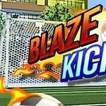 Teksten Blaze Kick med flammer rundt en fotball foran et fotballnett på en bane