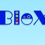 Blå logo med bokstavene Blox på en lys blå bakgrunn, der bokstaven O har et smilefjes, og L har fargede knapper inni