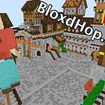 En blokkete karakter med rød hettegenser og blå bukser står i et middelalderlig slottsmiljø med teksten BloxdHop