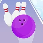 En bowlingkule i lilla ruller mot tre bowlingkjegler på en bane