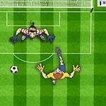En fotballspiller kledd i gult skyter mot mål med en keeper i stripete drakt som forbereder seg på å redde, sett ovenfra på en grønn gressbane