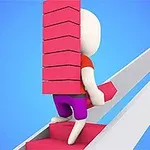 En tegneseriefigur bærer en stabel rosa planker mens den går opp en smal rampe i en fargerik setting