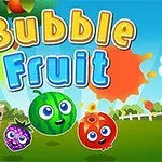 Fargerike fruktfigurer med ansiktsuttrykk på en grønn eng, omkranset av trær og et stakittgjerde, med teksten Bubble Fruit i bakgrunnen