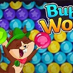 En glad tegneseriefigur med en grønn hatt holder en rosa boble foran et fargerikt boblemønster med teksten Bubble Woods
