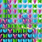 Fargerike sommerfugler i mønstret formasjon med blå, grønne og rosa vinger mot en bakgrunn av et fantasifullt landskap