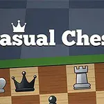 Tekstlogo Casual Chess på en sjakkbrettgrafikk med forskjellige sjakkbrikker synlige