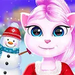 En tegnet katt med rosa pels og store blå øyne står foran et snødekt landskap, med en snømann og pepperkakemann i bakgrunnen