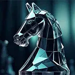 Krystallskulptur av en hest på et uklart, blågrønt bakgrunn